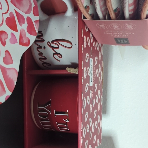 Heart-Shaped Red and White Valentine's Day mug set - Picture 2 of 2